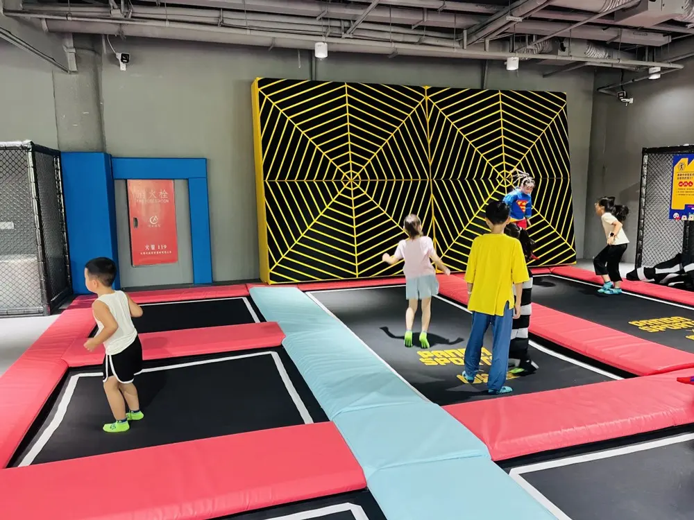 trampoline park parque de trampolim
