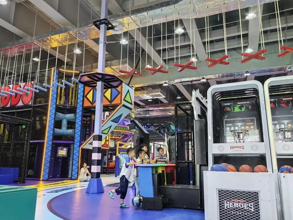 indoor trampoline park حديقة الترامبولين الداخلية