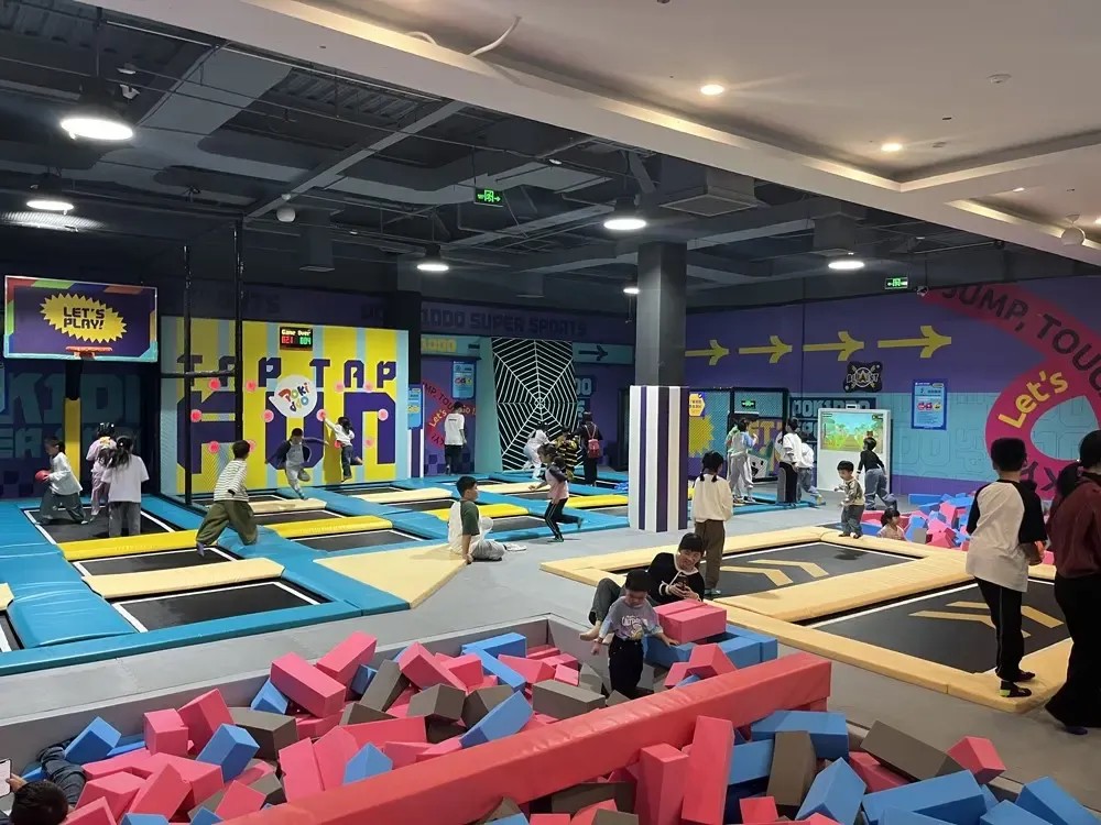 indoor trampoline park حديقة الترامبولين الداخلية