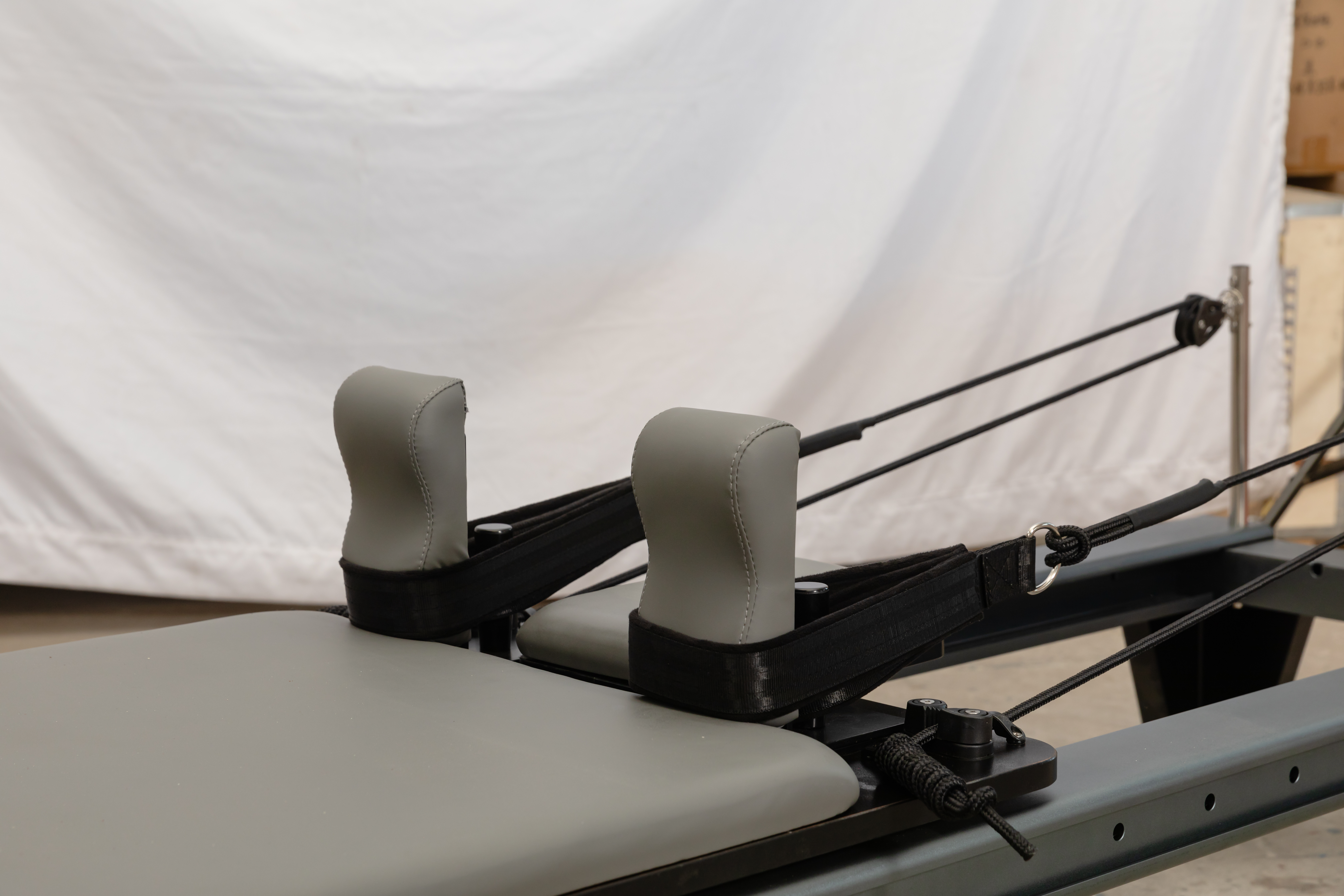 XYSFITNESS Professional Aluminum Pilates Reformer with Full-Length Sliding Foot Bar XYSFITNESS د بشپړ اوږدوالی سلیډینګ فوټ بار سره مسلکي المونیم پیلیټ اصلاح کونکی