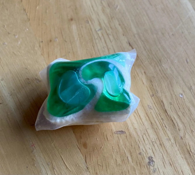 How To Tell Laundry Pods From Dishwasher Pods Πώς να ξεχωρίσετε τα δοχεία πλυντηρίου από τα δοχεία πλυντηρίου πιάτων