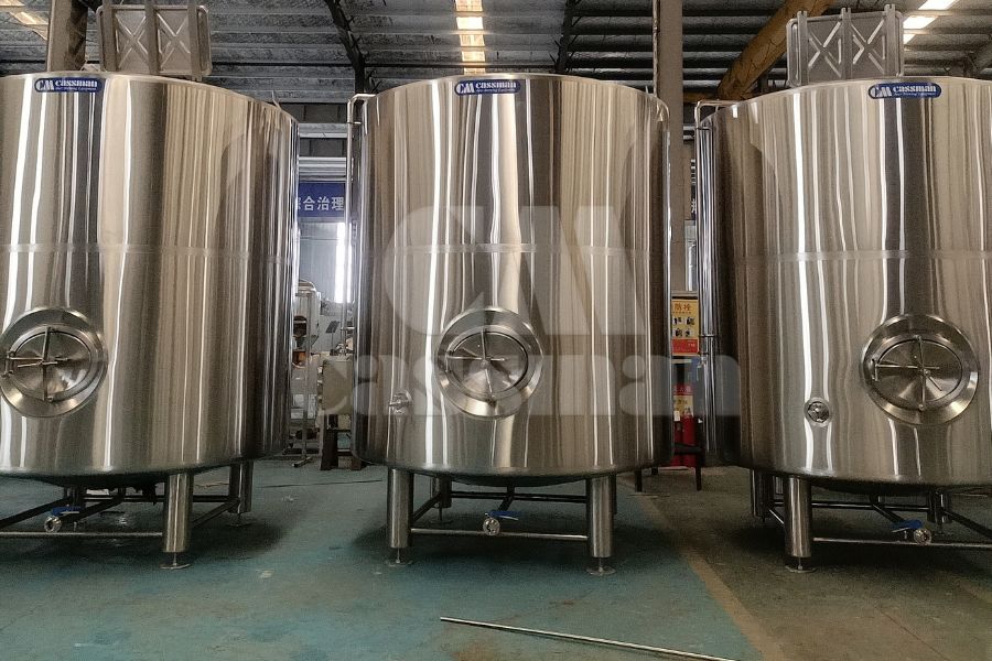 5000L stainless steel fruit wine tank loading for UK customer 2 Carico del serbatoio del vino di frutta in acciaio inossidabile da 5000 litri per il cliente del Regno Unito 2