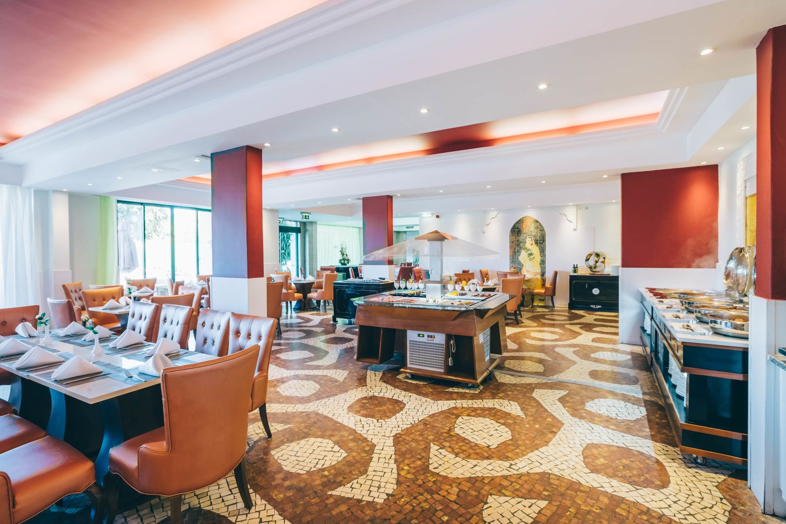 Luxuriöse Hotellobby mit maßgefertigten Möbeln