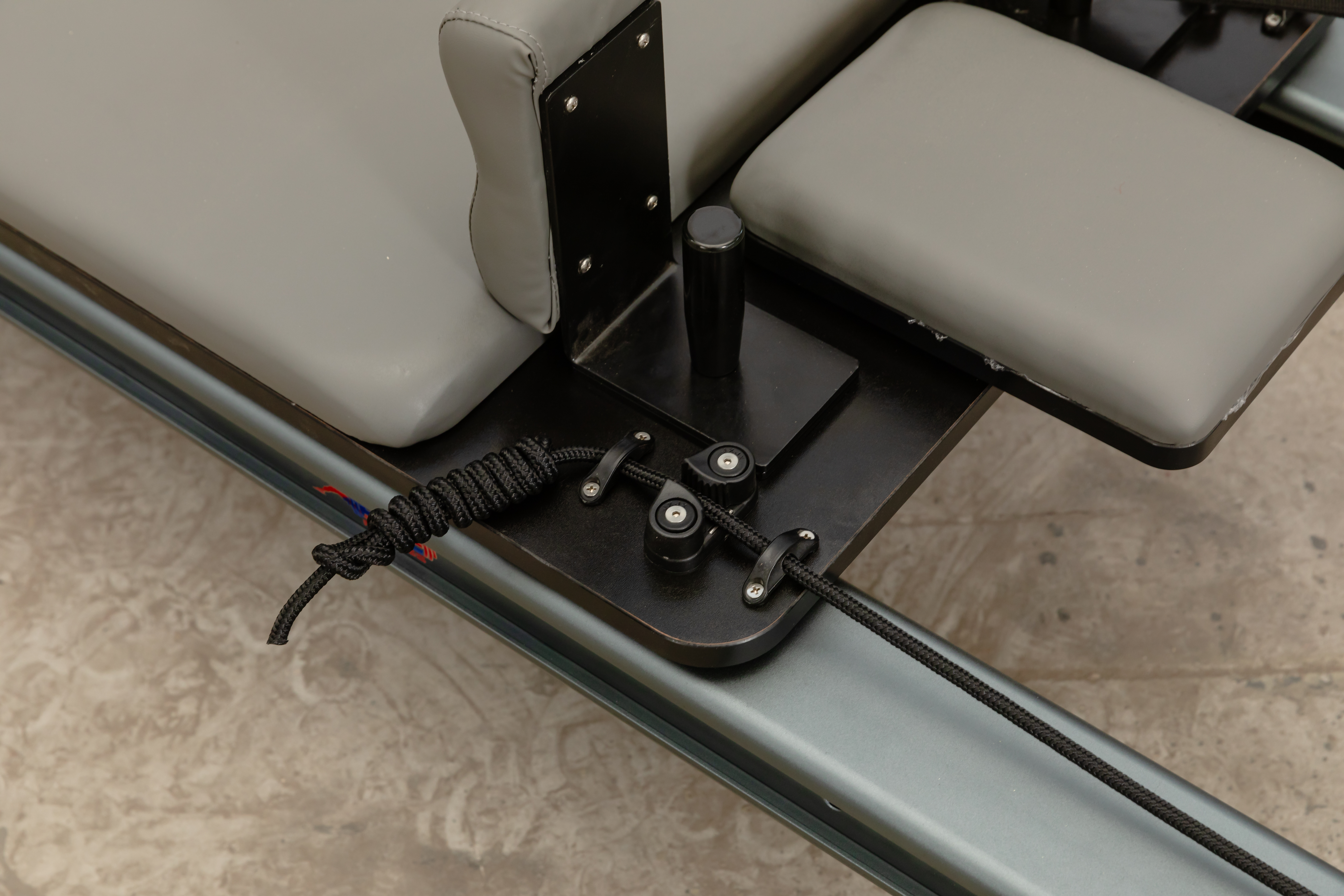 XYSFITNESS Professional Aluminum Pilates Reformer with Full-Length Sliding Foot Bar XYSFITNESS د بشپړ اوږدوالی سلیډینګ فوټ بار سره مسلکي المونیم پیلیټ اصلاح کونکی