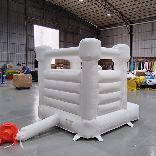 Square White Inflatable Baby Bouncer House with Slide Quadratisches weißes aufblasbares Babywippe-Haus mit Rutsche