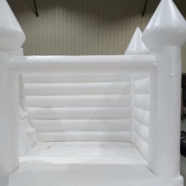 White Kids Inflatable Bounce Castle With Curved Slide Manufacturer Hersteller von aufblasbaren Hüpfburgen für Kinder in Weiß mit gebogener Rutsche