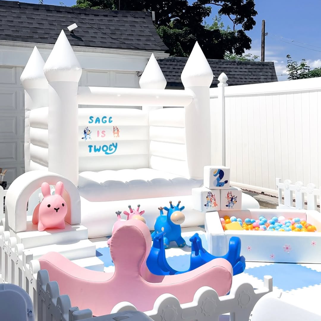 Kids soft play set up with white bouncer pink seesaw foam tunnel for kdis Brincadeira macia para crianças configurada com túnel de espuma de gangorra rosa branco para kdis