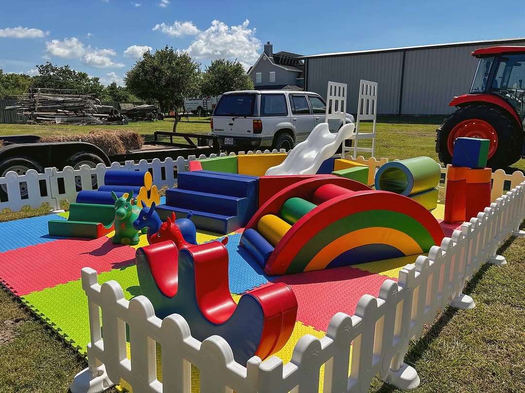 Soft play set with fences kids party rental outdoor playground Conjunto de brincadeiras macias com cercas para aluguel de festas infantis playground ao ar livre