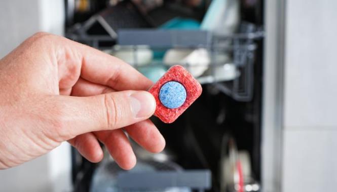 Tablettes pour lave-vaisselle dans la machine &agrave; laver