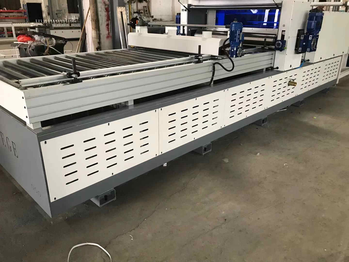 Particle Board Paper Sticking Machine Puitlaastplaadi paberi kleepimismasin