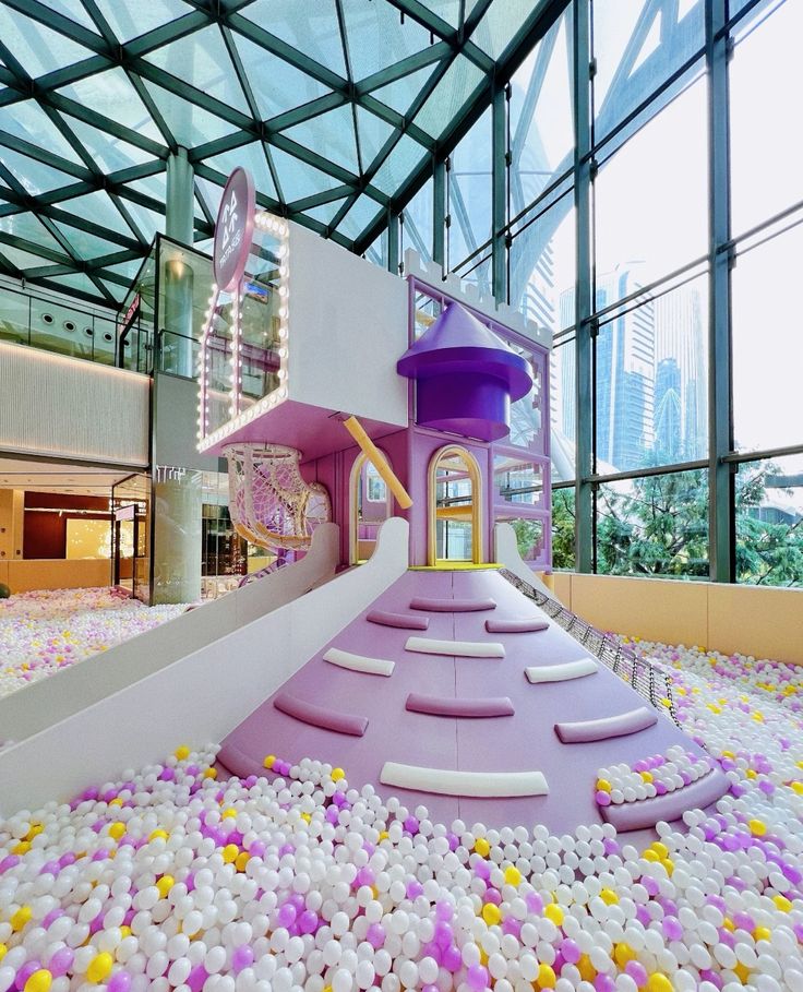 Parco giochi al coperto del Castello della Principessa con scivolo e vasca con palline per l'area giochi per bambini del centro commerciale