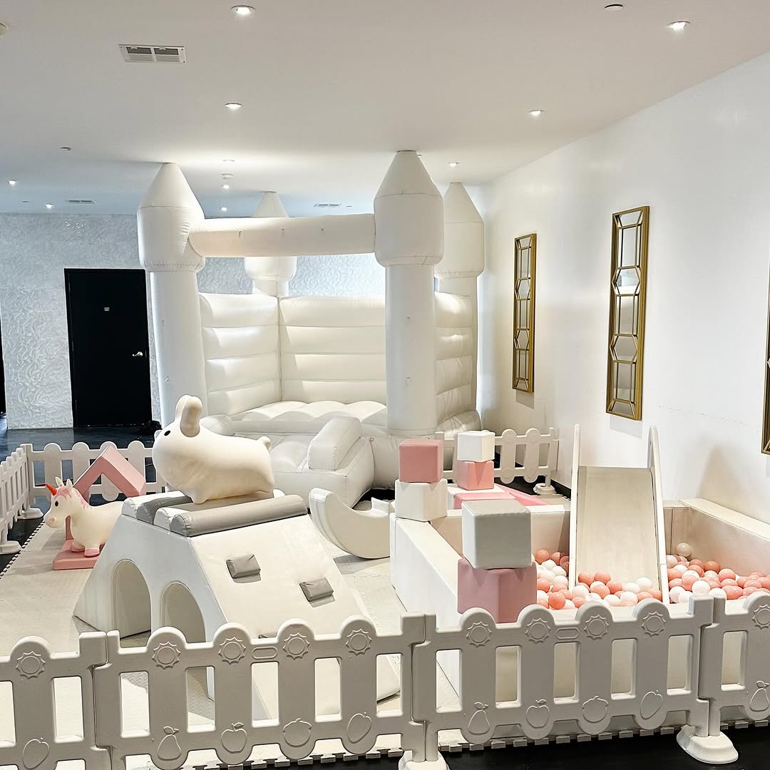 Pink set up indoor soft play set white bouncy house climbing arch Arco de escalada para casa hinchable de color rosa, juego suave para interiores