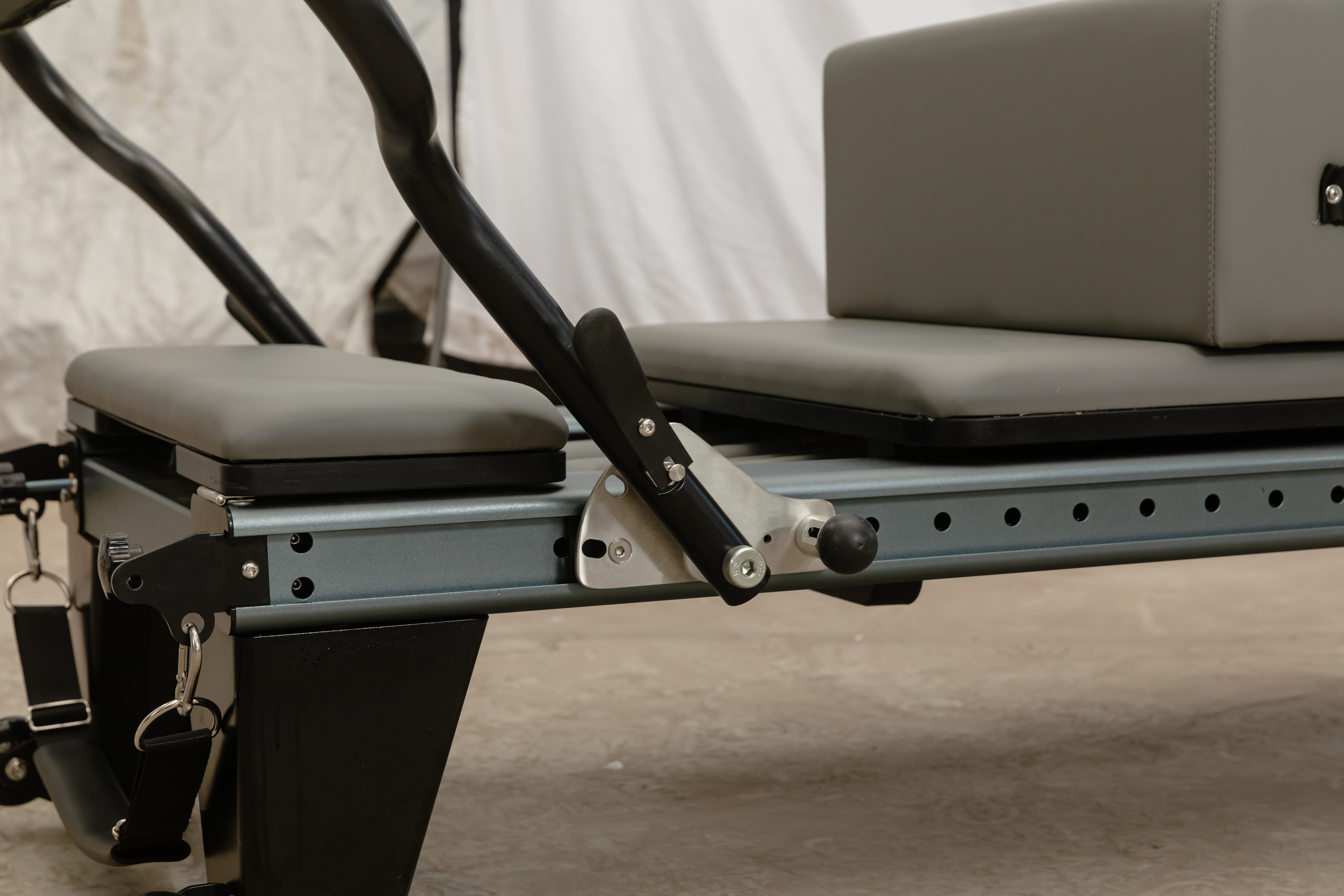 XYSFITNESS Professional Aluminum Pilates Reformer with Full-Length Sliding Foot Bar XYSFITNESS د بشپړ اوږدوالی سلیډینګ فوټ بار سره مسلکي المونیم پیلیټ اصلاح کونکی
