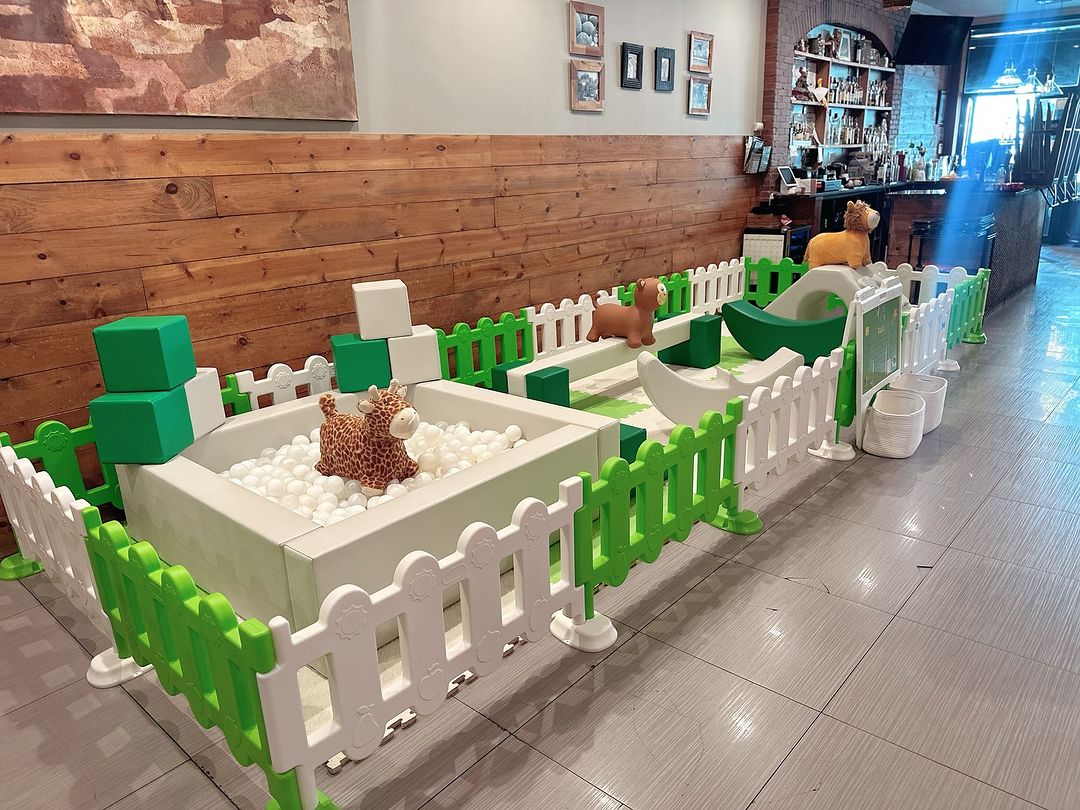 White And Green Kids Play Area Indoor Animal Themed Soft Play Set For Sale Witte en groene speelruimte voor kinderen, zachte speelset met dierenthema te koop