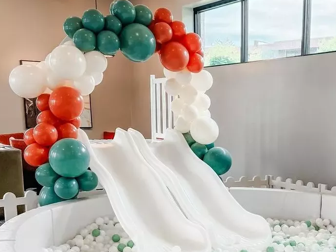 Large round ball pit double slide set All white soft play set Kids party rental_864_648_691_518 Set perosotan ganda lubang bola bundar besar Set permainan lembut berwarna putih Sewa pesta anak_864_648_691_518