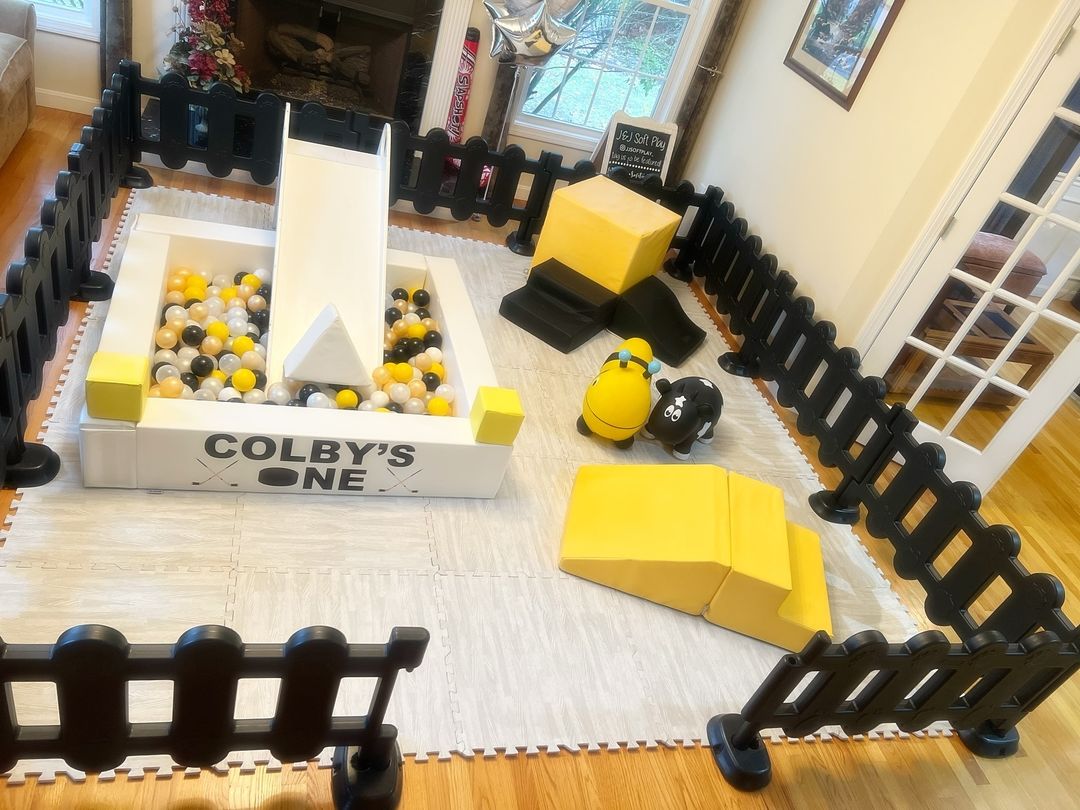 Toddler soft plat set black and yellow set for kids party hire Ensemble de plats souples pour tout-petits, noir et jaune, pour location de fête d'enfants