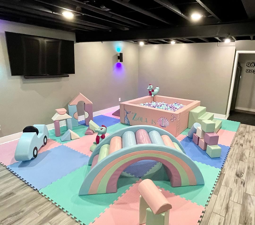 Indoor colorful playground equipment for kids Bunte Spielgeräte für Kinder im Innenbereich