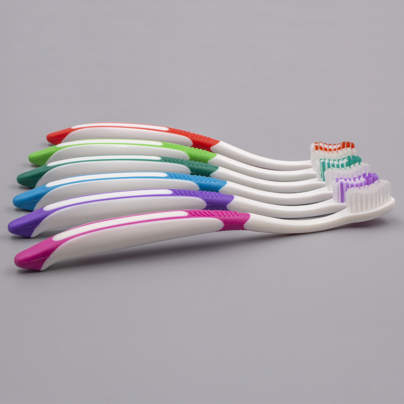 Brosse à dents pour adultes avec des conseils en caoutchouc
