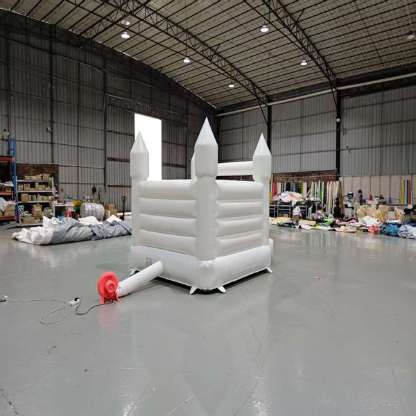 inflatable-bounce-castle-white-clean-design-event-rental-business-indoor-4 château-rebond-gonflable-blanc-design-épuré-événement-location-entreprise-intérieur-4