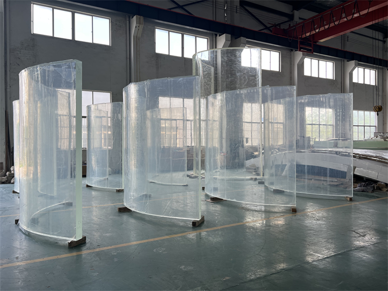 Zakřiven&yacute; akrylov&yacute; list