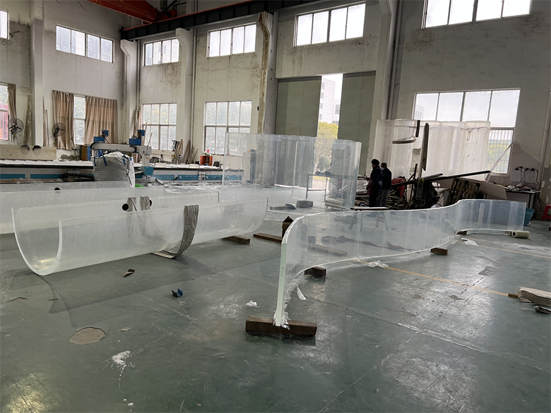 Zakřiven&yacute; akrylov&yacute; list