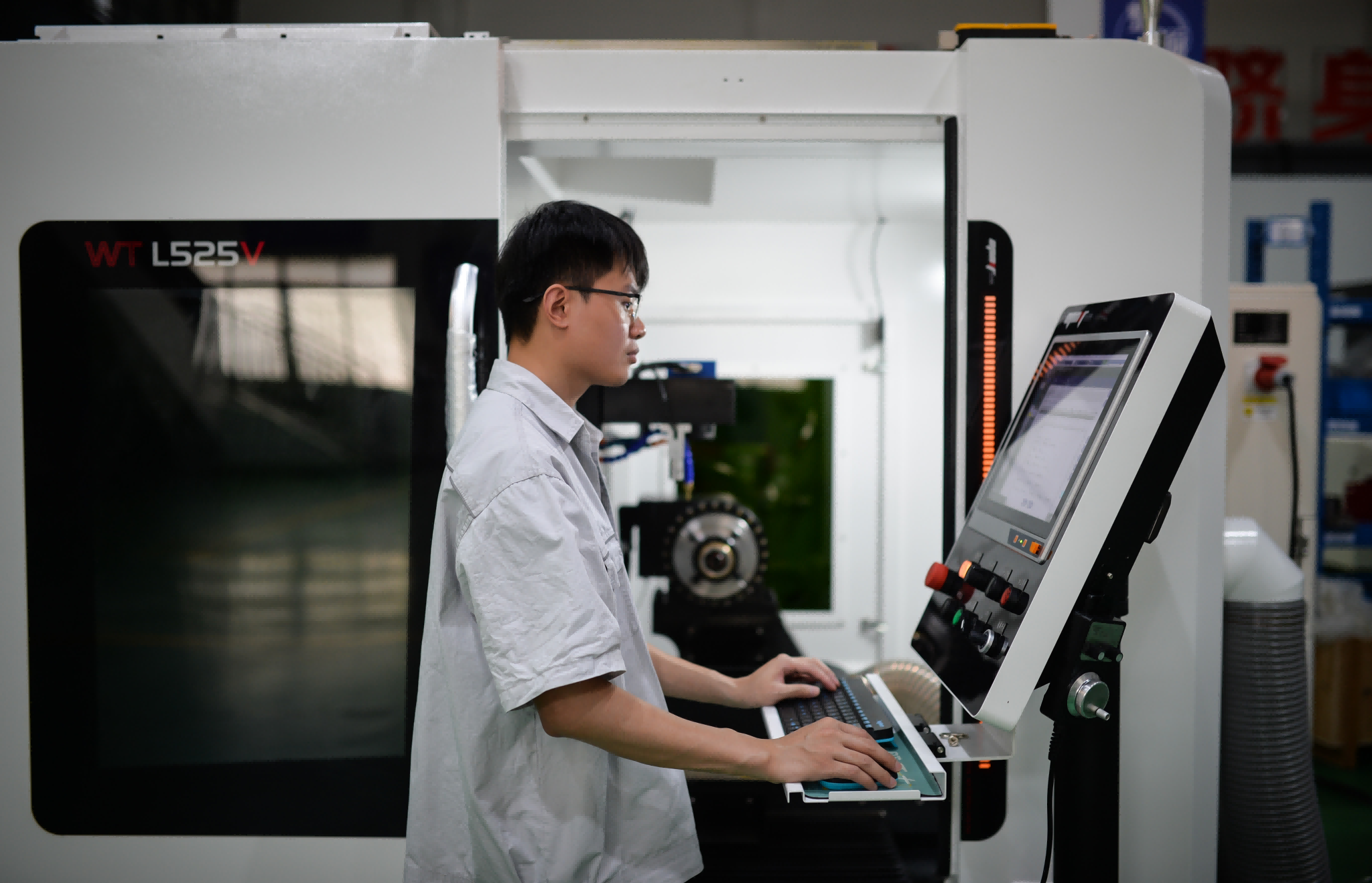 How to Become a CNC Machinist