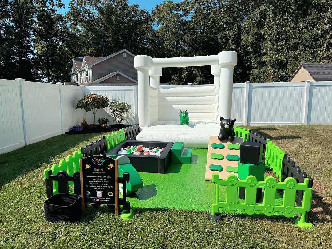 Aanpasbare zachte speelzone voor peuters Binnenspeeltuin Kinderen spelen spelletjes met springkasteel