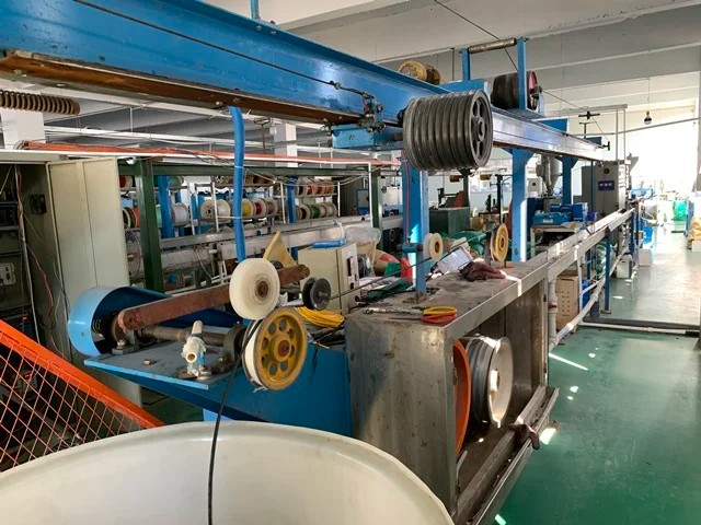 Экструзия и резка проволоки