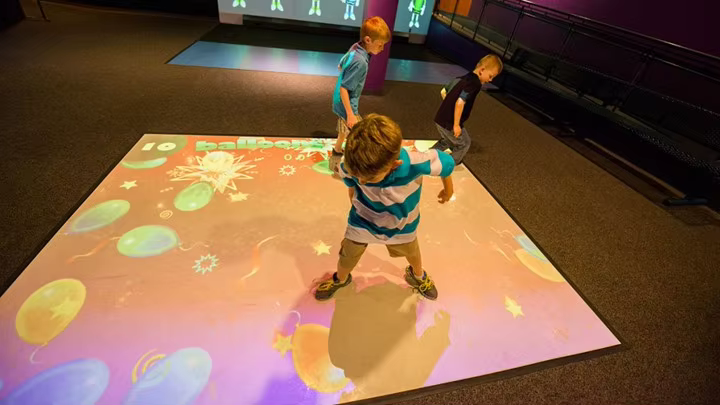 ارضيات تفاعلية للمدارس