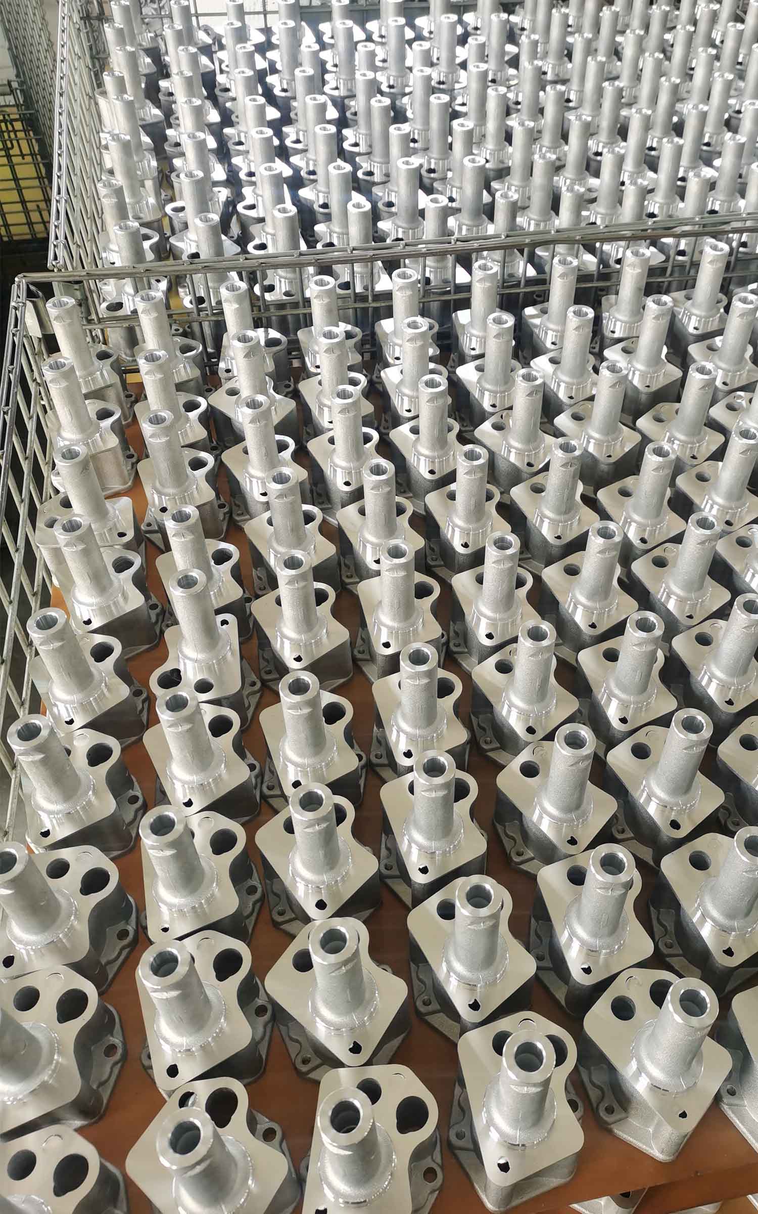 File di termostati automobilistici finiti nell'area di ispezione
