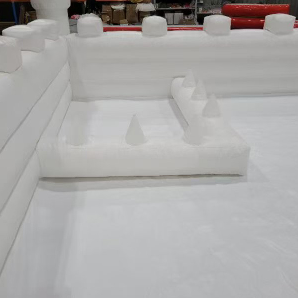 Weißer aufblasbarer Schlossspielplatz mit Stachelsitzen für Kleinkinder