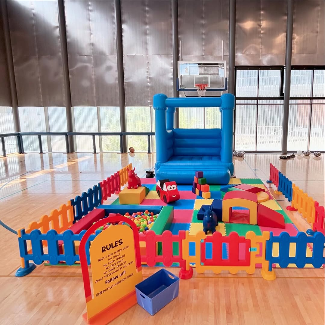 Fröhliches Primärfarben-Set für Kinder, weicher Indoor-Spielplatz mit Hüpfhaus