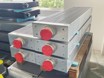 Primer plano de las salidas del radiador de aluminio con tapas protectoras antes del env&iacute;o