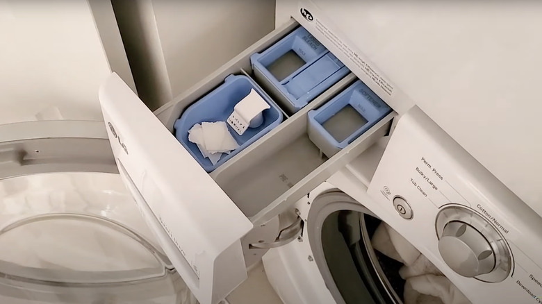 Como usar folhas de detergente para roupas na frente da arruela de carga