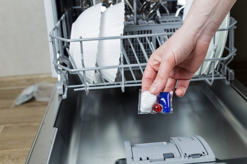 Come mettere il Tide Pod in lavastoviglie