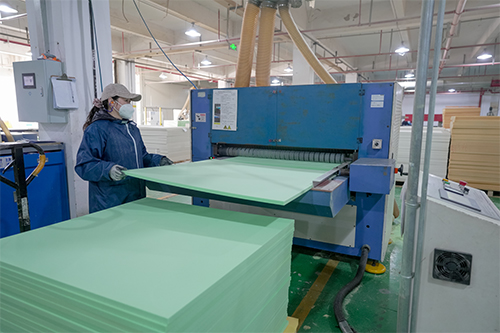 UNION production en usine de P80 Noyau en Mousse PVC Plaques - Processus de fabrication automatis&eacute;