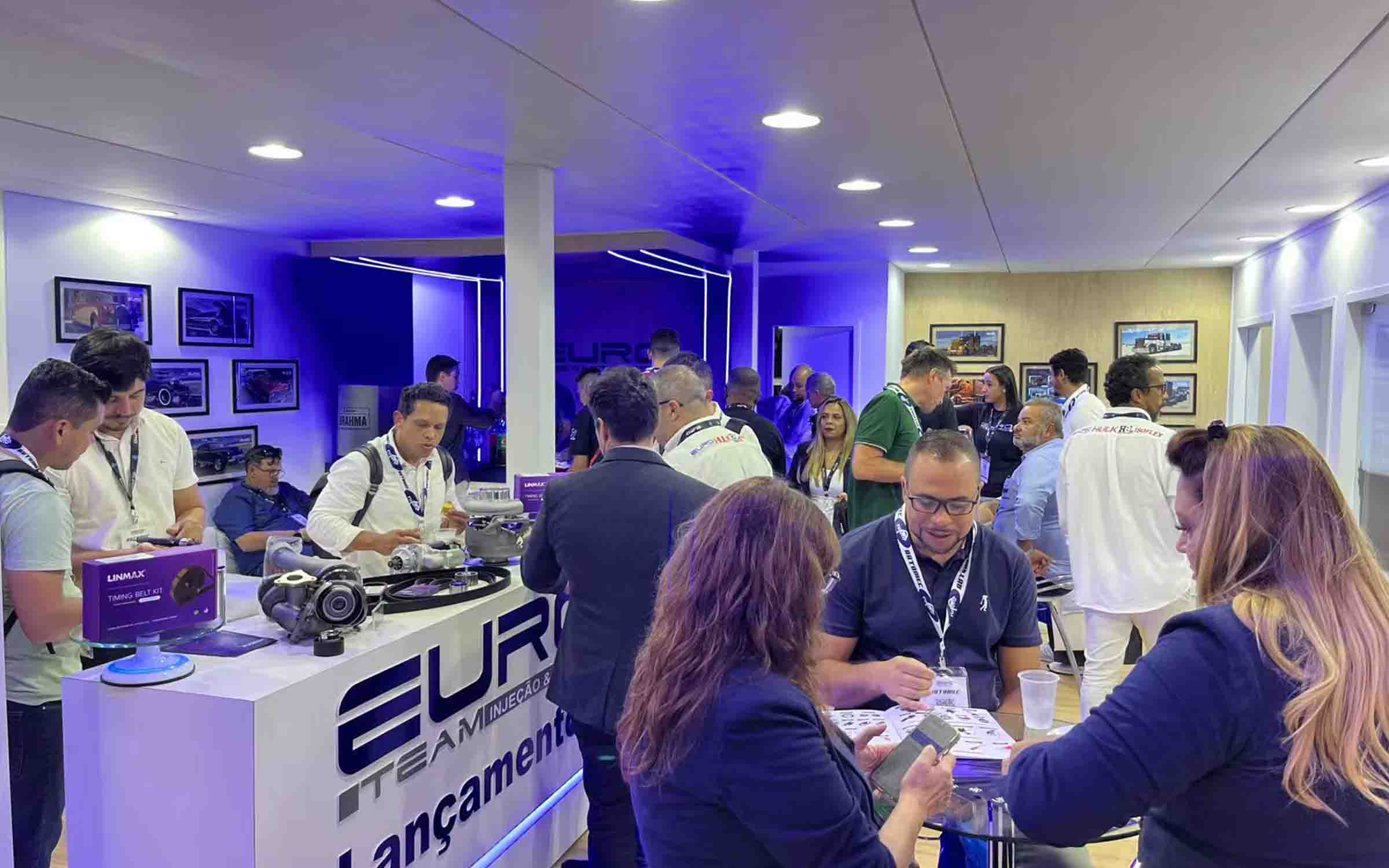 تم عرض تعاون العملاء الناجح في جناح المعرض التجاري
