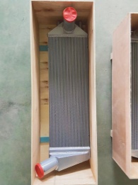 Radiador de aluminio con tapas protectoras en las esquinas para un transporte seguro