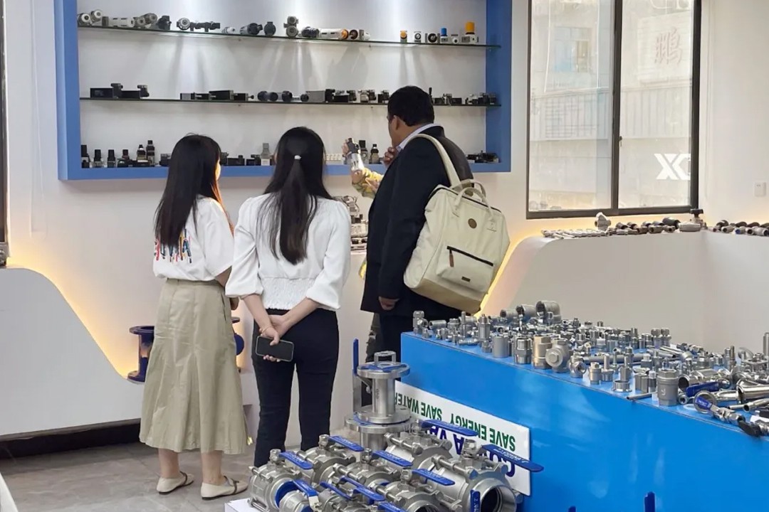 مجموعة COVNA ترحب بأول عميل لها من الخارج لزيارة المصنع بعد الوباء (3)