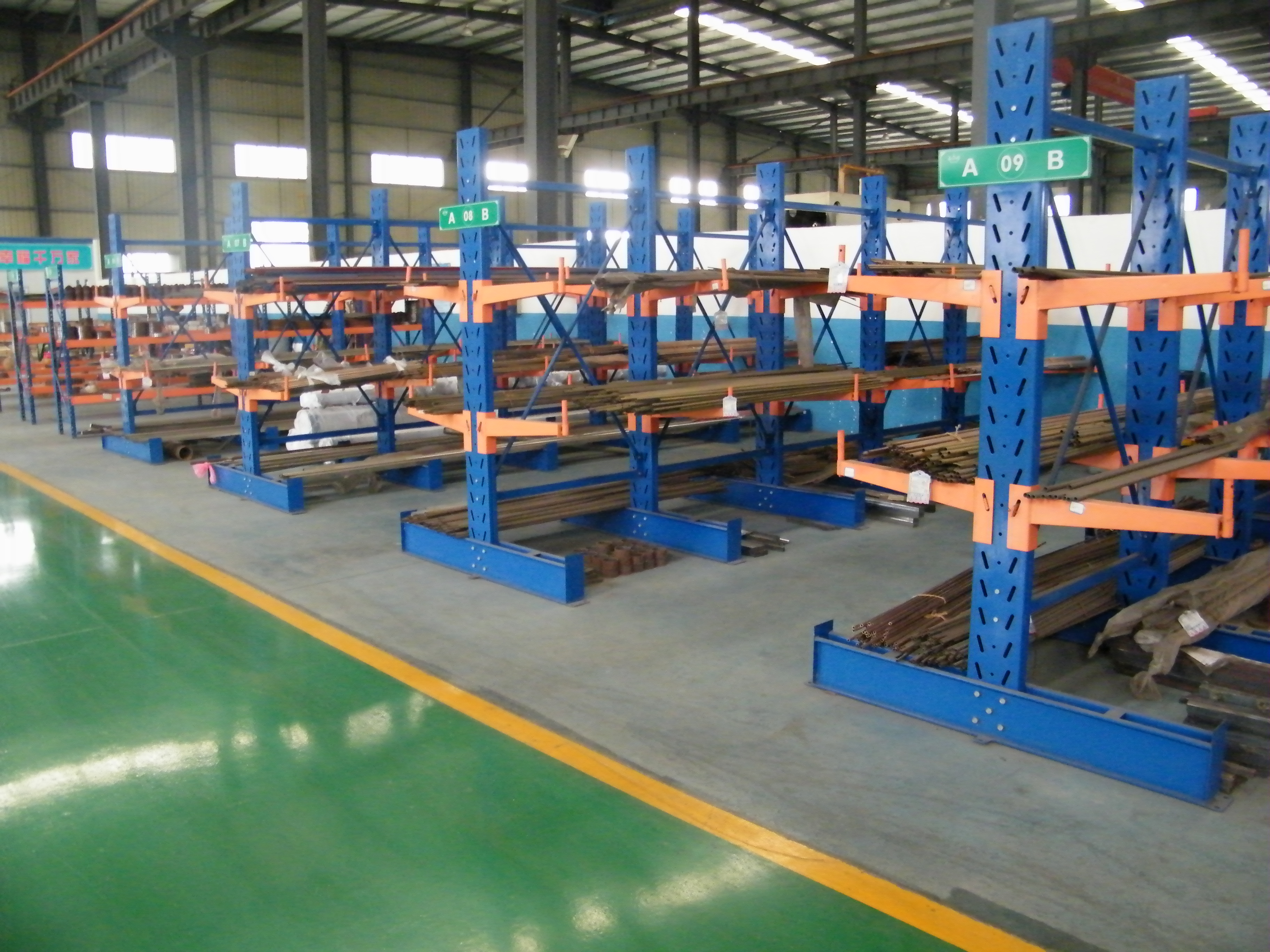 Técnico realizando formação de tubos de cobre de precisão e montagem de aletas na oficina SINRUI