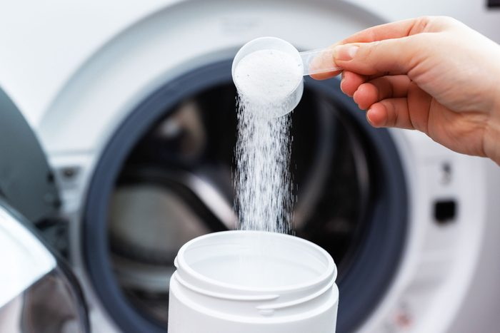 洗濯機の薄汚いシートの漂白剤