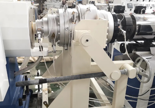 China PVC Pipe Extrusion Production Line_1 خط إنتاج بثق الأنابيب البلاستيكية في الصين_1