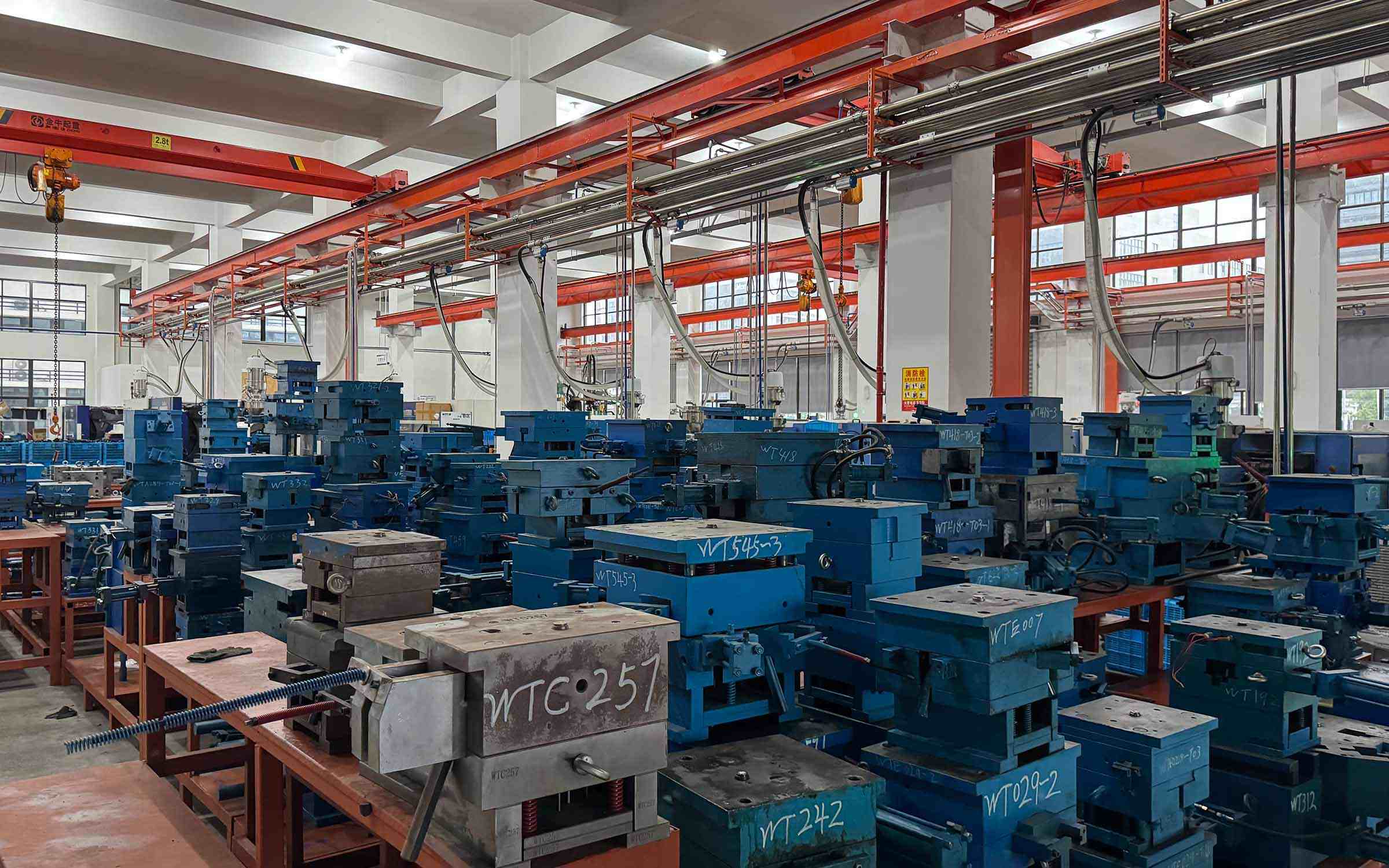 Stampi termostati e attrezzature per utensili nell'officina Elecdura