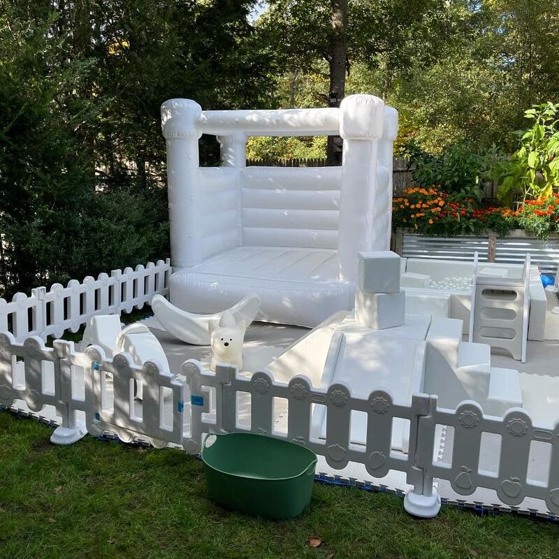 شعبية جميع معدات اللعب الناعمة البيضاء، ملعب داخلي إبداعي للأطفال الصغار مع حفرة الكرة والانزلاق