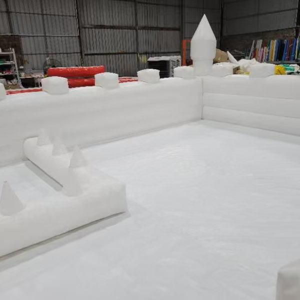 Große weiße aufblasbare Festung mit Bogeneingang für die Vermietung von Veranstaltungen
