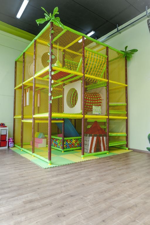 Kryta sala gimnastyczna Soft Play Jungle z basenem z piłeczkami i konstrukcją wspinaczkową – komercyjne wyposażenie plac&oacute;w zabaw dla dzieci