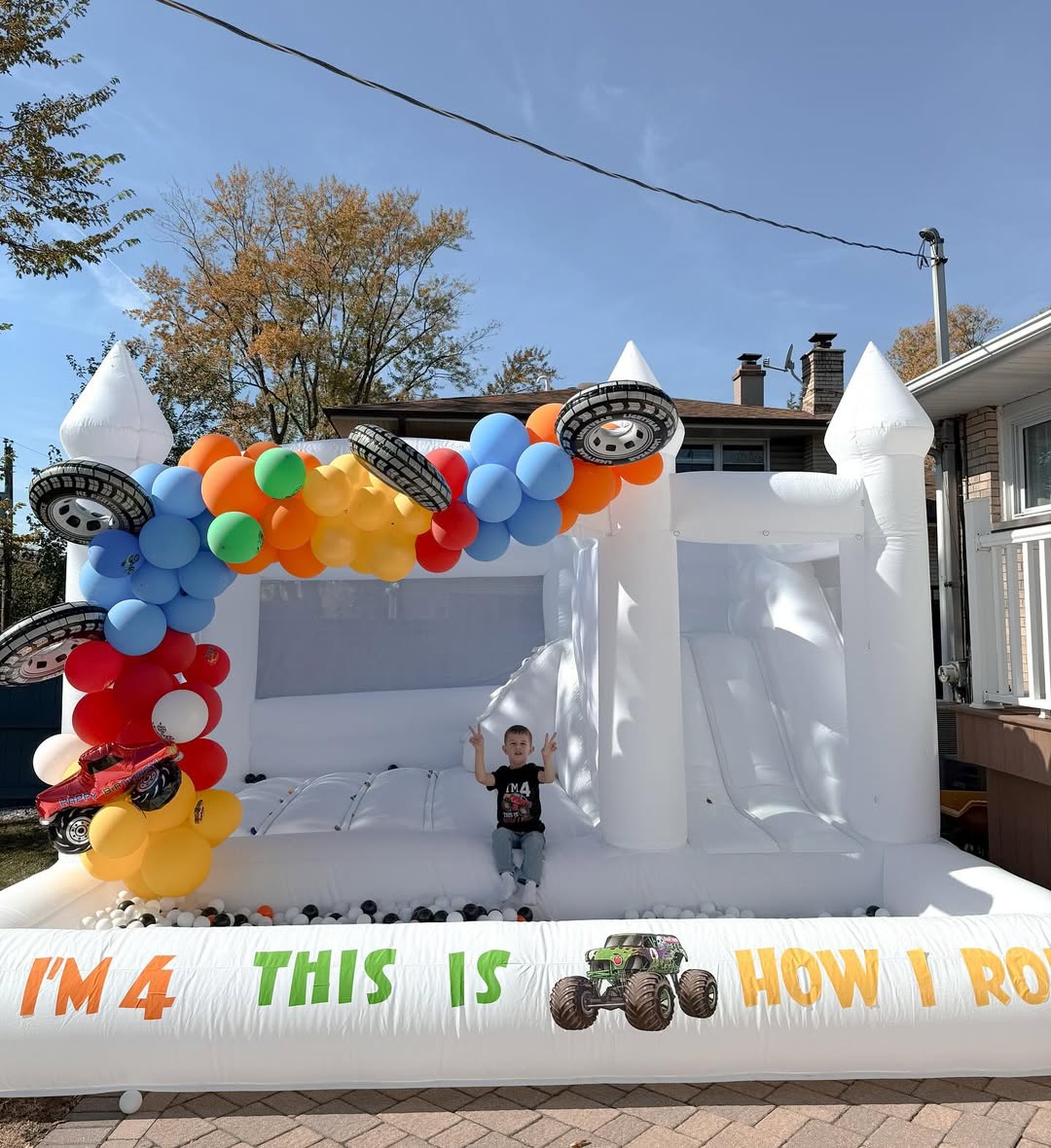 Maison gonflable blanche de rebond avec toboggan pour la décoration de fête d'anniversaire d'enfants