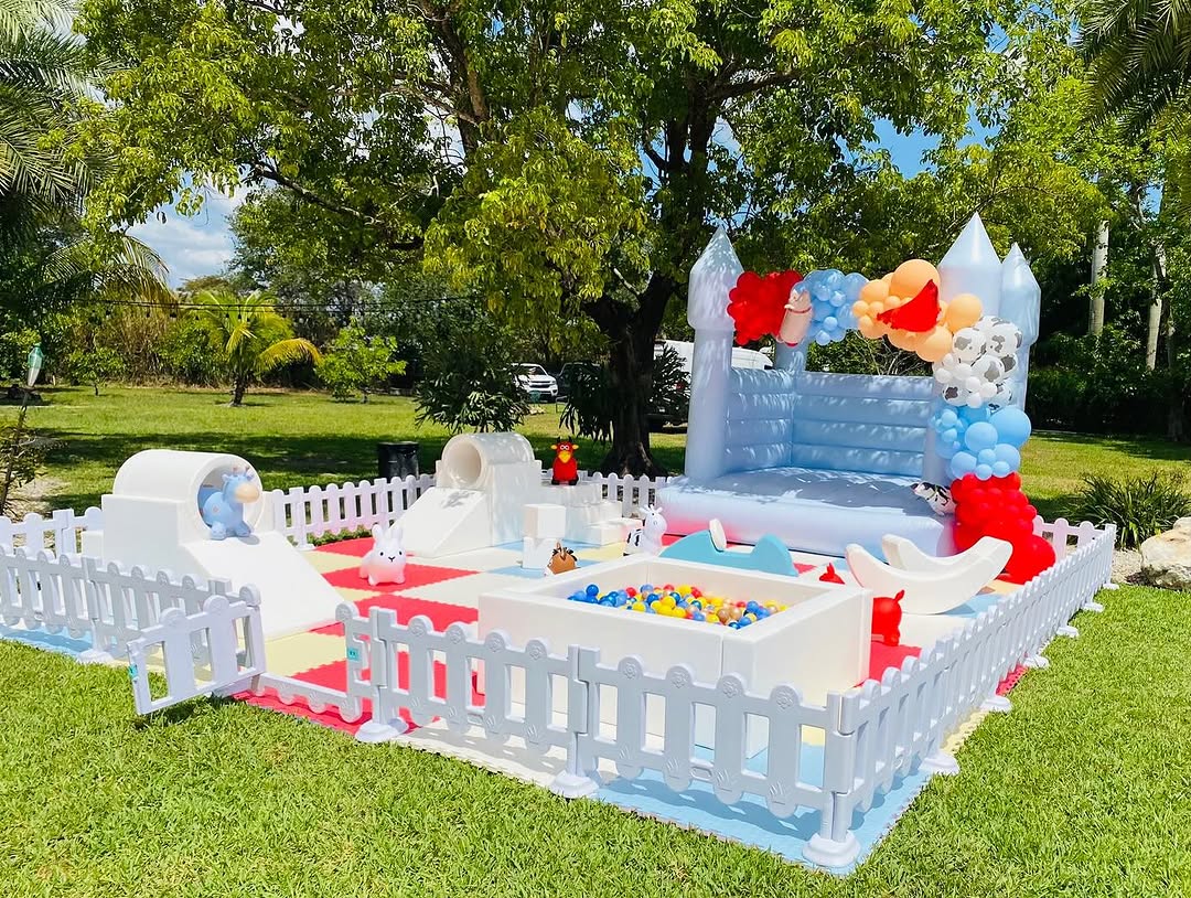 Equipo interior del patio del parque suave del ni&ntilde;o blanco y azul fijados para el partido de los ni&ntilde;os