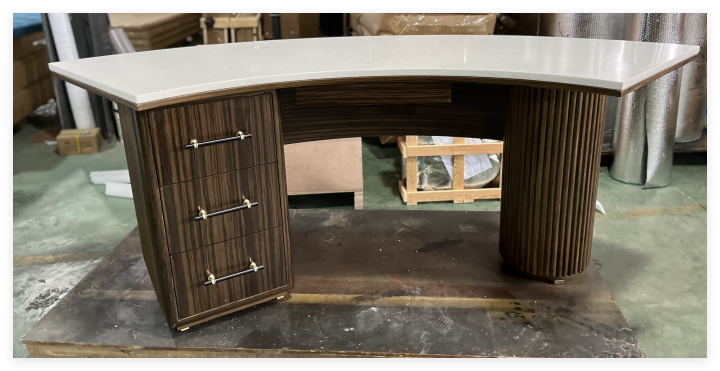 un banco reception su misura realizzato per gli hotel Intercontinental, caratterizzato da un design curvo con piano di lavoro bianco ed eleganti mobili in legno