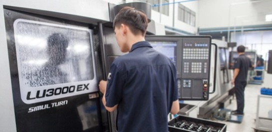 Zautomatyzowana tokarka do załadunku materiału (LU3000EX)